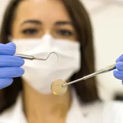Igienista dentale con strumenti, un'idea di quanto guadagna un igienista dentale privato.