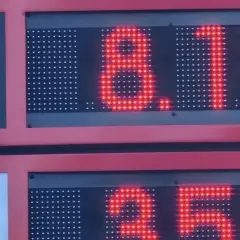 Cena diesla: 8,19 zł. Obok wyświetlacz LPG.