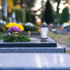 Jak zabezpieczyć kwiaty na cmentarzu przed kradzieżą i uniknąć straty