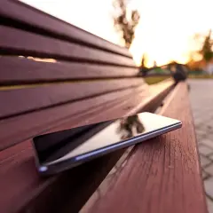 Zgubiłem telefon! Leży samotnie na ławce w parku, a ja już odchodzę.