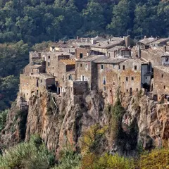 Antico borgo arroccato su una rupe, sembra un luogo dove le streghe calcata avrebbero potuto nascondersi tra le case di pietra e la vegetazione.