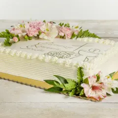 Eleganckie torty na komunie ozdobione kwiatami i symbolem hostii.