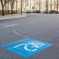 Czy niepełnosprawny może parkować na chodniku? Sprawdź zasady i kary
