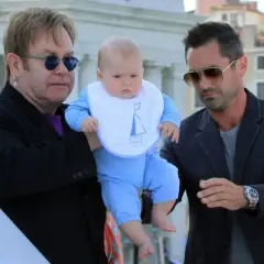 Elton John z dziećmi, w tym z synem Zacharym, podczas rodzinnego spaceru.