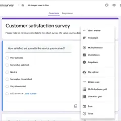 Google Forms-Oberfläche zum Erstellen eines Kundenbefragungs-Quizzes mit verschiedenen Antwortoptionen wie Multiple Choice oder Textfeld.
