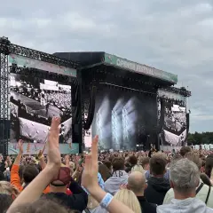 Tłum na Opener Festival, wszyscy wznoszą ręce. Na scenie wielkie ekrany, światła i artyści. Kto będzie następny?