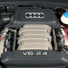 Silnik V6 2.4 z Audi C6, z widocznymi cewkami zapłonowymi i logo Audi.