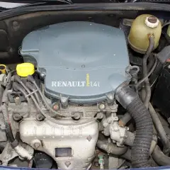 Silnik Renault Thalia 1.4 Injection, widok z góry. Widać akumulator, zbiorniczek płynu chłodniczego i elementy osprzętu.