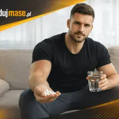Mężczyzna z suplementami i szklanką wody. Czy maślan sodu a tycie to temat, który Cię interesuje?