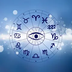 Oko opatrzności w centrum koła zodiaku. Sprawdź swój horoskop ryby na przyszły tydzień.