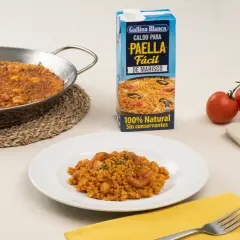 Paella de marisco lista para servir, con un caldo para paella fácil de Gallina Blanca. Una deliciosa arroz a banda receta.