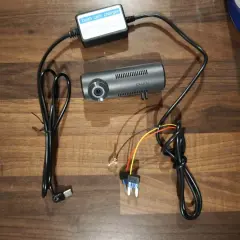 Zestaw 70mai hardwire kit jak podłączyć: wideorejestrator, moduł zasilania i bezpieczniki.