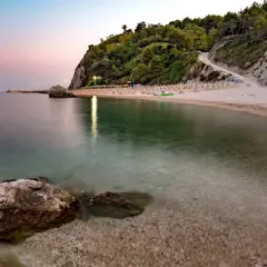 Spiaggia delle Marche al tramonto, un luogo incantevole dove andare per rilassarsi.