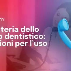La segretaria dello studio dentistico risponde al telefono, pronta ad assistere i pazienti.