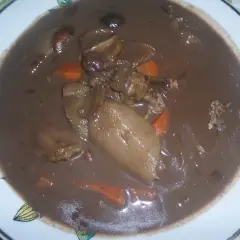 Gęsta, ciemna zupa z kaczej krwi z kawałkami mięsa, ziemniaków i marchewki.