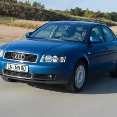 Niebieskie Audi A4 B8 w ruchu. Zastanawiasz się nad audi a4 b8 typowe usterki? Ten model może wymagać uwagi przy skrzyni biegów i zawieszeniu.