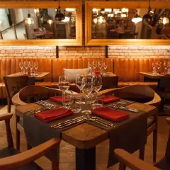 Elegancko nakryty stół w restauracji, idealne miejsce, gdzie zjeść w Bochni.