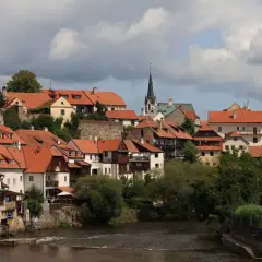 Malownicze miasteczko z czerwonymi dachami nad rzeką, idealne na wycieczki objazdowe z Krakowa.