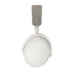 Białe słuchawki Sennheiser Momentum 4, z szarym pałąkiem i logo, gotowe do uchwycenia każdego dźwięku.