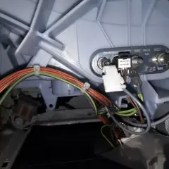 Wiązka przewodów pralki z wtyczkami. Czy pralka ma bezpiecznik? To pytanie nurtuje wielu, ale tutaj widzimy tylko połączenia elektryczne.