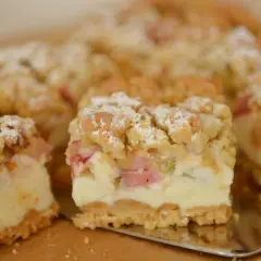 Pyszne i łatwe ciasto z budyniem i rabarbarem, posypane cukrem pudrem. Idealne na deser!