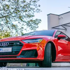 Czerwone Audi z logo 4nano. Zastanawiasz się, ile kosztuje ceramika na auto? Zapewnia ochronę i połysk.