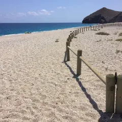 Playa de los Muertos, un paraíso para el camping. Arena clara, mar azul y montañas imponentes. Un lugar perfecto para desconectar.