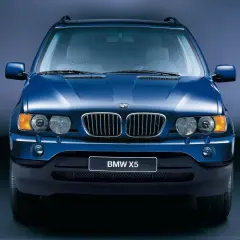 Niebieski BMW X5, pierwszy SUV tej marki, znany z wiki. Klasyczna krata i okrągłe reflektory.