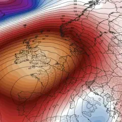 Wysokie ciśnienie w Polsce, zaznaczone na mapie izobarami, przynosi stabilną pogodę.