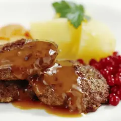 Stekta köttbullar med en härlig brunsås utan grädde, serverade med potatis och lingon.
