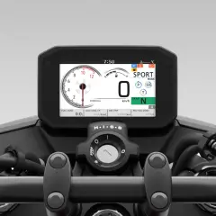 Panel de control de moto con pantalla digital mostrando modo SPORT, marcha N, velocímetro y tacómetro. El **par motor** se intuye en la potencia del motor.