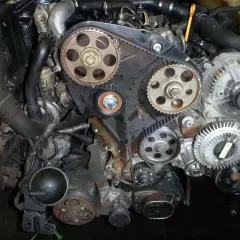Silnik 1.9 TDI z widocznym rozrządem. Planujesz wymianę rozrządu 1.9 tdi koszt? Sprawdź stan paska i kół zębatych.