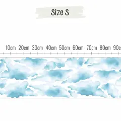 Niebieskie, akwarelowe naklejki chmurki na ścianę, rozmiar S. Idealne do stworzenia niebiańskiego nastroju.