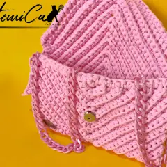 Borse uncinetto fettuccia rosa con catena, un accessorio fatto a mano che aggiunge un tocco di stile.