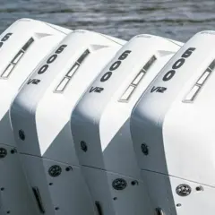 Quattro motori fuoribordo Mercury V12 da 600 CV, il motore fuoribordo più potente, pronti per la velocità sull'acqua.