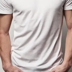Mann im weißen T-Shirt mit Händen in den Hosentaschen.