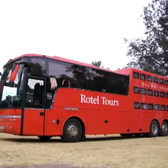 Czerwony, dwupiętrowy autobus Rotel Tours, znany jako "Das Rollende Hotel". To mobilny hotel, który zabiera podróżnych w niezwykłe miejsca.