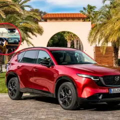 Un rojo Mazda CX-5 listo para la aventura. En el interior, una mujer disfruta de la tecnología. ¡Una prueba de manejo inolvidable!