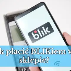 Dłoń trzyma smartfon z logo BLIK, gotowy do płatności w sklepie. Jak płacić BLIKiem?