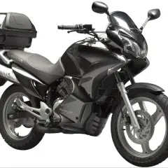 Czarny motocykl Honda Varadero 125 z kufrem. Odblokowanie mocy silnika to klucz do pełnego potencjału tej maszyny.