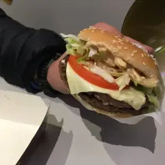 Podwójny burger z serem, sałatą i pomidorem. Zastanawiasz się, ile kosztuje McRoyal?