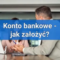 Konto bankowe - jak założyć? Dwie osoby przy biurku, jedna z laptopem. Szybkie założenie konta bez kuriera.