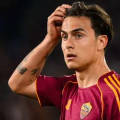 Piłkarz AS Roma, Paulo Dybala, z tatuażami na ramieniu, w koszulce klubowej. Jego transfer do Romy był gorącym tematem.