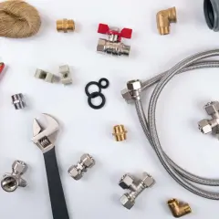 Narzędzia hydrauliczne, złączki, zawór, wąż i sznurek konopny, gotowe do użycia zamiast taśmy teflonowej czy pakuł.