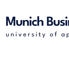 Logo der Munich Business School, einer Universität für angewandte Wissenschaften, mit einem Löwenkopf-Wappen.