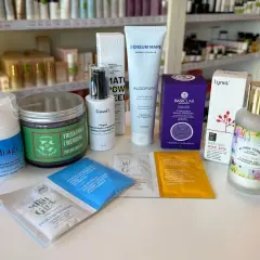 Peeling dla cery dojrzałej: enzymatyczny czy kwasowy? Wybierz mądrze