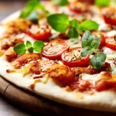 Pyszna pizza z pomidorkami i bazylią. Idealna, gdy zastanawiasz się, jak zrobić pizzę bez drożdży.