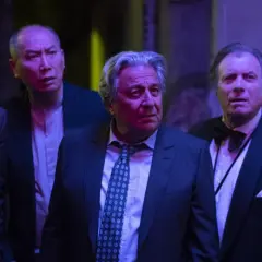 Pięciu mężczyzn w garniturach i marynarkach, zaniepokojonych, jakby zastanawiali się: "za jakie grzechy dobry boże 2?".