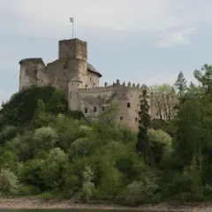 Zamek w Czorsztynie, malowniczo położony na wzgórzu, to jedna z głównych atrakcji regionu. Otoczony zielenią, z widokiem na jezioro, zaprasza do odkrywania historii.