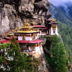 Spektakularny klasztor na klifie w Bhutanie. Marzysz o takiej wycieczce? Sprawdź, jaka jest bhutan wycieczka cena!